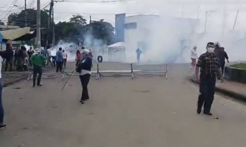 La Policía aseguró que los manifestantes atacaron la mesa información del Ministerio de Ambiente que había sido instalada en el puesto policial de Las Naves / Foto: cortesía Conaie