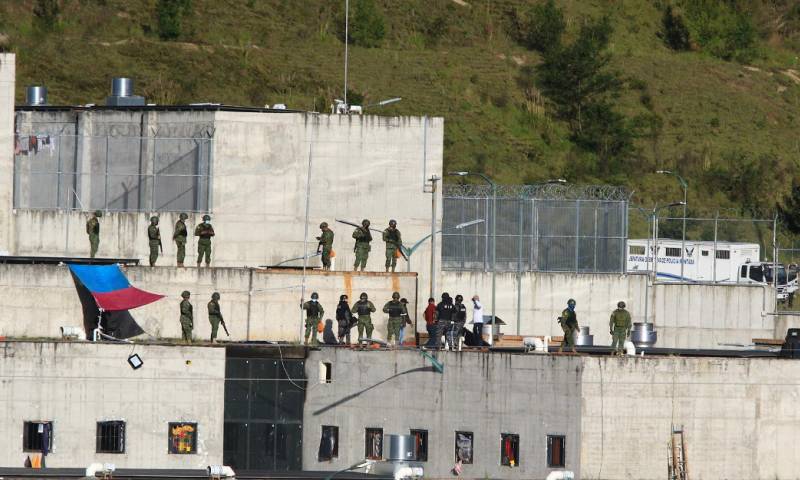 Equipos tácticos de la Policía ingresaron a las instalaciones penitenciarias para intentar retomar el control total de la cárcel / Foto: EFE