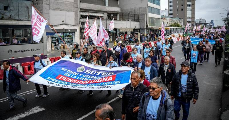La marcha estuvo formada por profesionales, en su mayoría, de la tercera edad / Foto: EFE