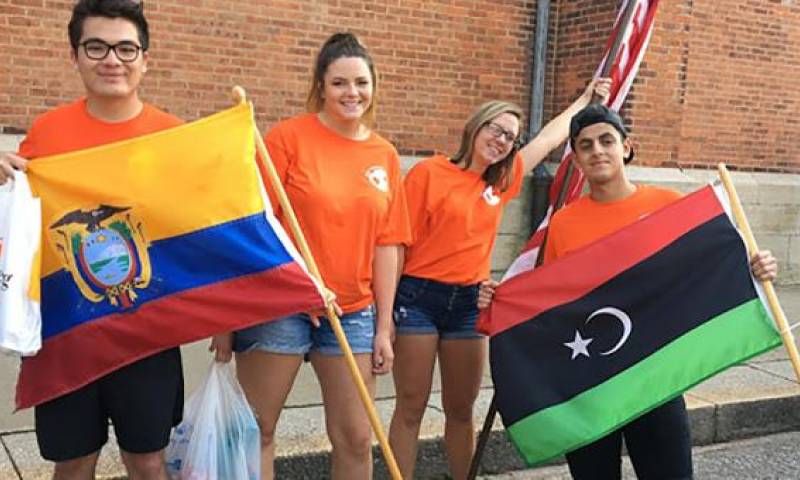 André Navas con la bandera en un desfile en Tiffin (Ohio). Foto: Cortesía