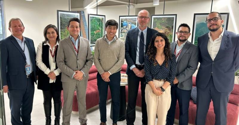 El embajador de Canadá en Ecuador, Stephen Potter (centro), visitó las oficinas de Silvercorp Metals / Foto: cortesía Curiming S.A.
