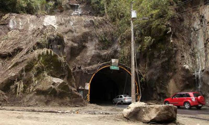 Los deslaves en el túnel de Río Verde continúan de forma permanente y el sistema de iluminación no funciona porque se destruyó un transformador. Foto: El Comercio