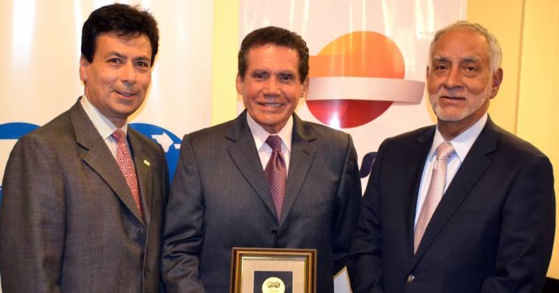 Boris Abad (centro) tiene 49 años de experiencia en la industria petrolera / Foto: cortesía SPE Ecuador