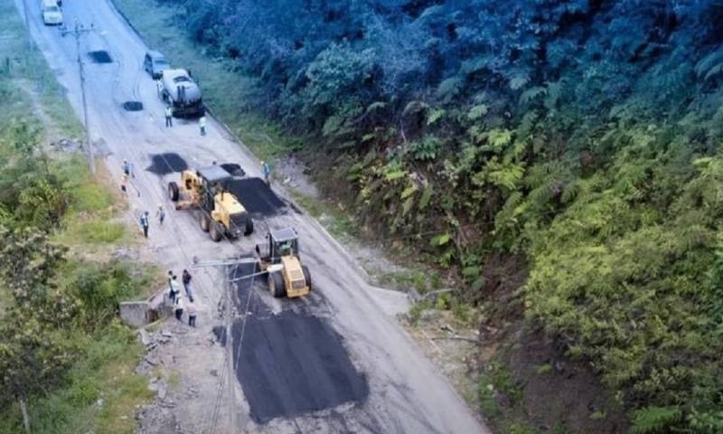 Se utilizaron 1.200 metros cúbicos de material asfáltico para el bacheo de dos tramos/ Foto: cortesía MTOP