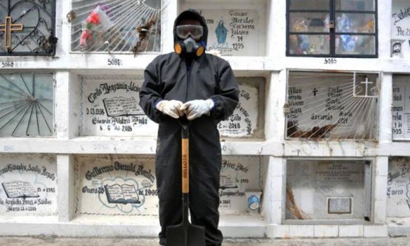 Ecuador no había registrado un incremento tan grande en fallecidos desde que se reportó la primera víctima por covid-19 el pasado 13 de marzo del 2020. Foto: AFP.