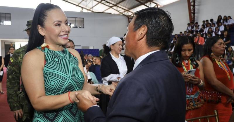 La presidenta del CNE, Diana Atamaint, entregó la credencial al alcalde Fabricio Narváez / Foto: cortesía Diana Atamaint