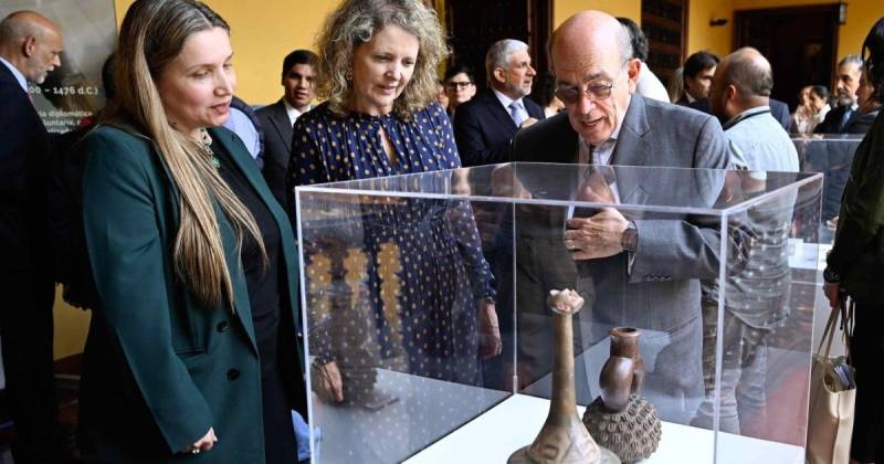 La ceremonia de entrega de estas piezas fue celebrada en el Palacio de Torre Tagle / Foto: EFE 
