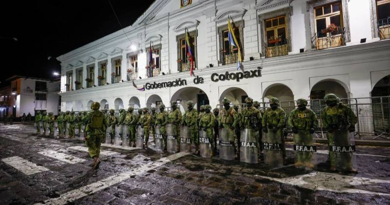 Frente a la sede de la Gobernación de Cotopaxi se concentraron en torno a medio centenar de policías / Foto: EFE