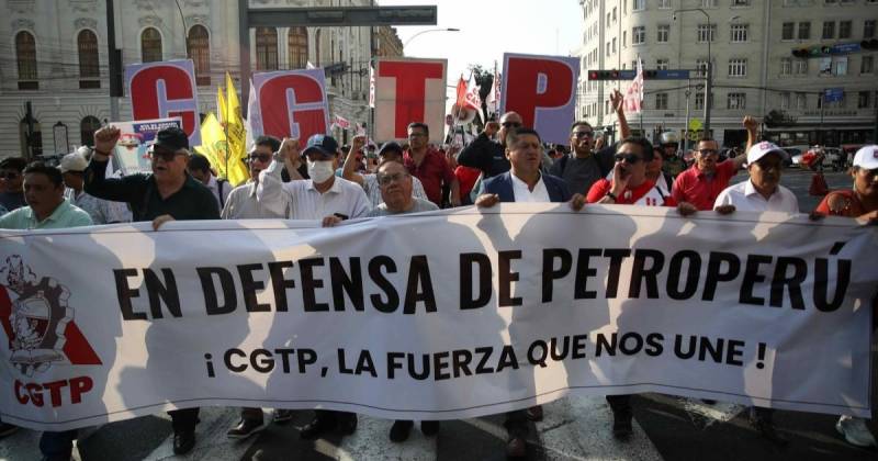 Los manifestantes portaron pancartas y banderas, y lanzaron lemas contra la reorganización de la empresa / Foto: EFE