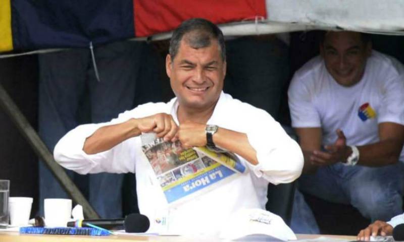 En su último enlace ciudadano -también llamados sabatinas- del 20 de mayo de 2017, el expresidente de la República Rafael Correa rompió un ejemplar de diario La Hora. Ocurrió en el parque Samanes, en el norte de Guayaquil. Foto: El Universo