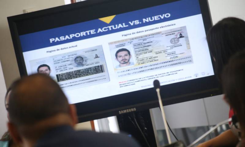 El Registro Civil presentó el nuevo modelo del pasaporte biométrico en marzo, en la Comisión de Relaciones Internacionales de la Asamblea. Foto: Primicias