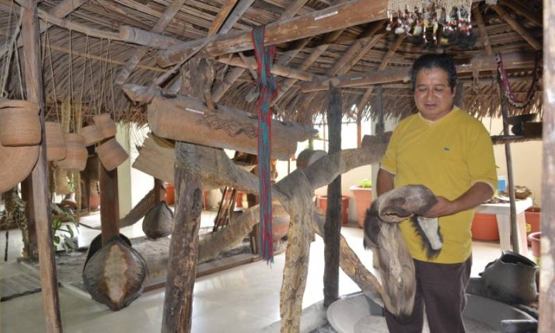 Edwin Gutiérrez, director del museo, muestra una de las coronas que utilizaron los reyes sáparas. Foto: Expreso