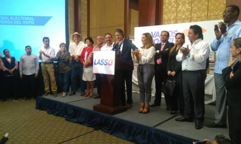 Guillermo Lasso junto a varios dirigentes políticos anuncia la impugnación de los datos con que el Consejo Nacional Electoral declaró ganador de las elecciones al binomio Moreno-Glas. Foto: El Universo