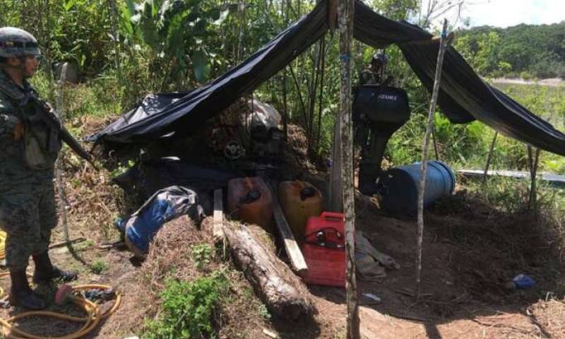Junto al combustible encontraron también un motor fuera de borda y un generador de electricidad. Foto: La Hora