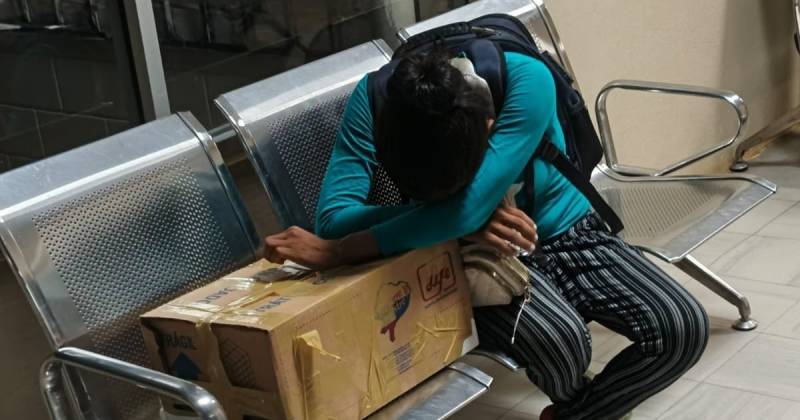 La entrega del cuerpo de una bebé achuar en una caja de cartón en Macas provocó indignación / Foto: cortesía Christian Sánchez