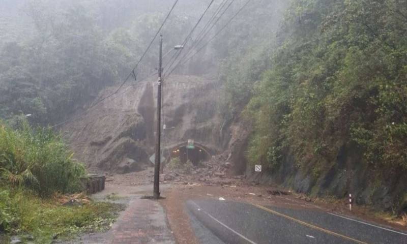 Dos personas fallecen en bus atrapado bajo el lodo en la vía Baños-Puyo. Foto: La Hora 