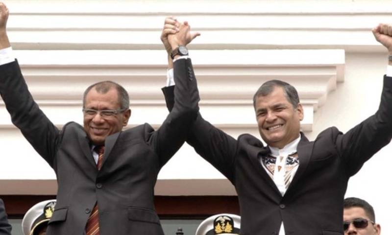 Rafael Correa y Jorge Glas saludan desde el balcón de Carondelet cuando estaban en el poder / Foto: cortesía