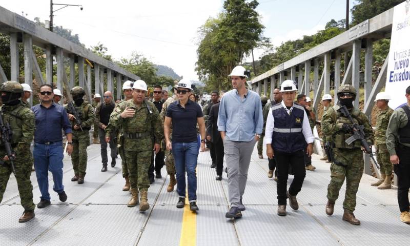 El puente está ubicado en el kilómetro 82 de la vía Alóag-Santo Domingo / Foto: cortesía Presidencia