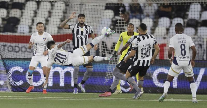 Fernando Cornejo estuvo a punto de anotar el gol del empate para Liga / Foto: EFE
