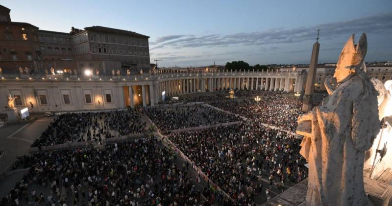 Miles de personas han llegado a la Plaza San Pedro para ver la elección del nuevo papa / Foto: EFE