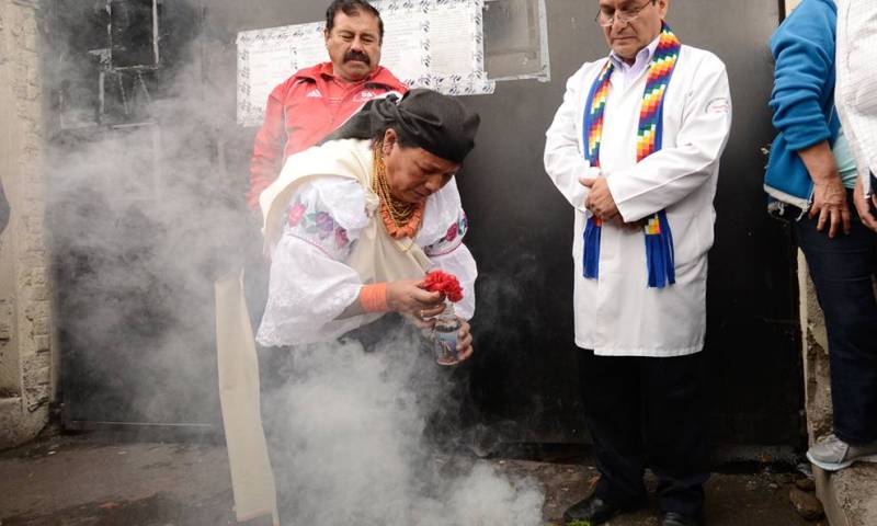 QUITO. Ni bien recuperó la libertad el sábado pasado, Carlos Figueroa (d) recibió una limpia al pie de la Cárcel 4 y luego acudió al Colegio de Médicos de Pichincha. Alfredo Cárdenas