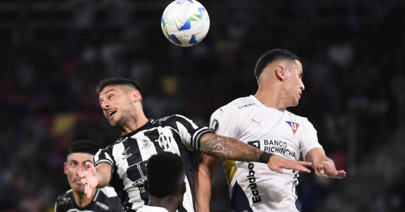 El delantero paraguayo de Liga, Álex Arce, disputa un balón aéreo con la defensa de Central / Foto: EFE