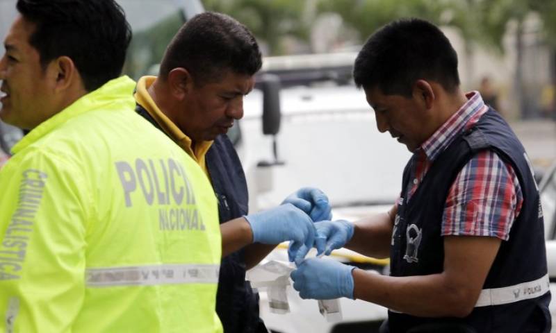 Peritos en una investigación. Foto: Expreso