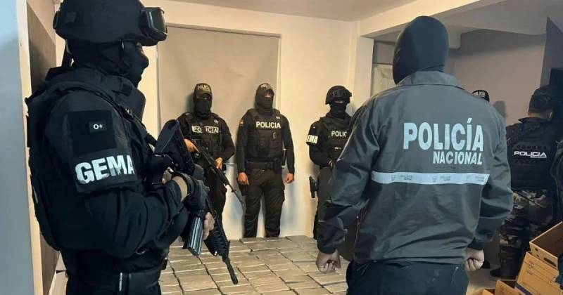 En el interior de la vivienda fueron detenidos tres ecuatorianos: Darwin M., Karina Q. y Pedro Q. / Foto: cortesía 