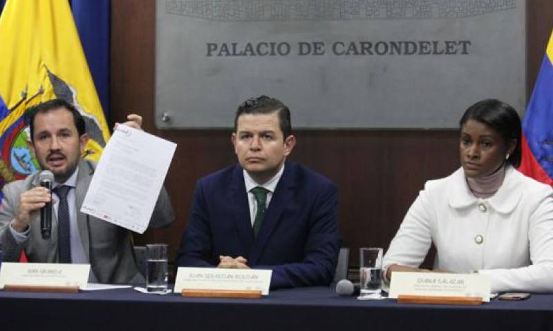 Los funcionarios Iván Granda (izq.), Juan Sebastián Roldán y Diana Salazar presentaron este lunes 14 de enero del 2019 el acuerdo al que llegó el Gobierno con Tomislav Topic. Foto: El Comercio
