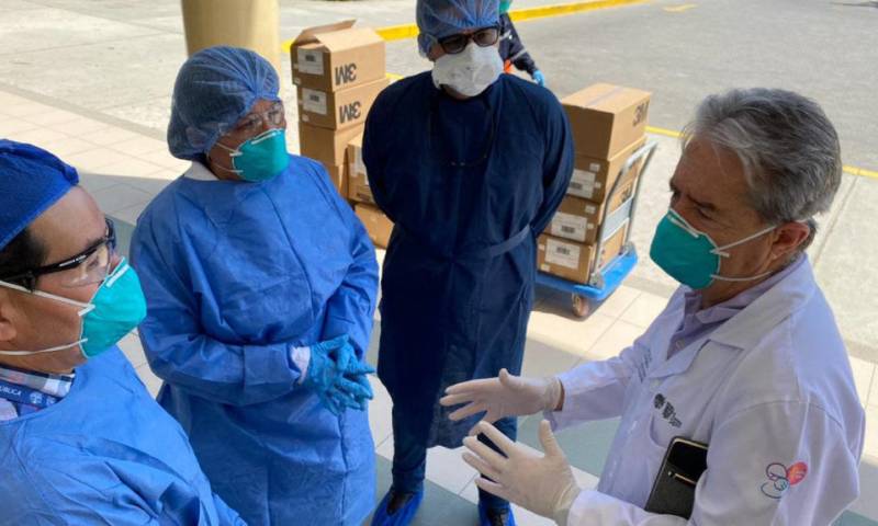 El ministro de Salud, Juan Carlos Zevallos, durante una visita al hospital de Sante Elena, el 4 de abril de 2020. - Foto: @DrJuanCZevallos