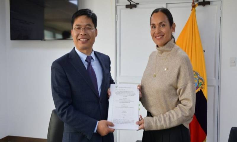 Ecuador firmó ayer la renegociación del contrato petrolero con PetroOriental / Foto: cortesía MAE