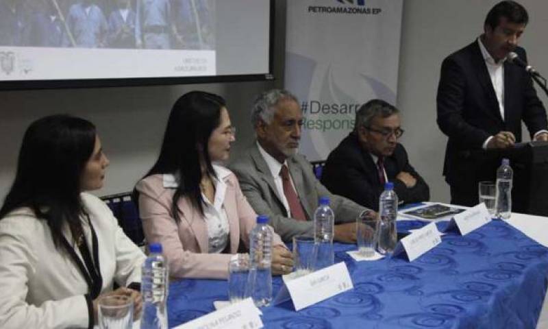 Los ministros de Hidrocarburos y Electricidad, Carlos Pérez; de Industrias y Productividad; Eva García; un e representante de la Empresa Coordinadora de Empresas Públicas (EMCO) anunciaron la inversión que realizará Petroamazonas. Foto: El Comercio