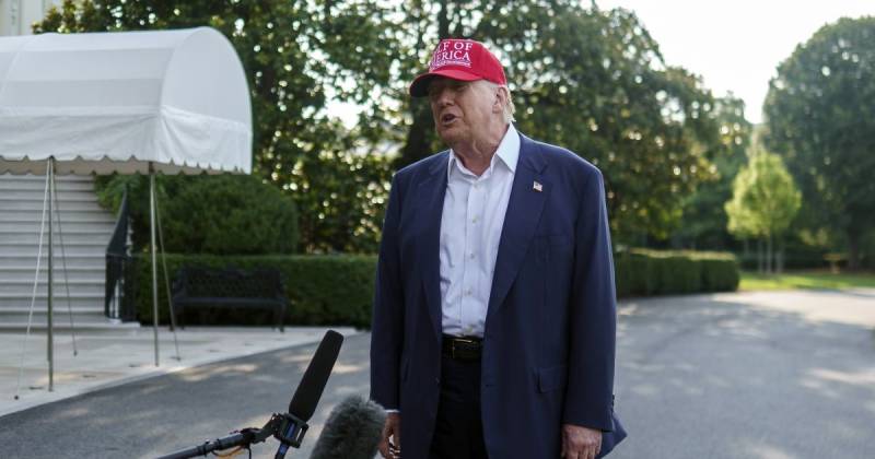 Donald Trump habló ayer con los medios sobre el impuesto a las remesas / Foto: EFE