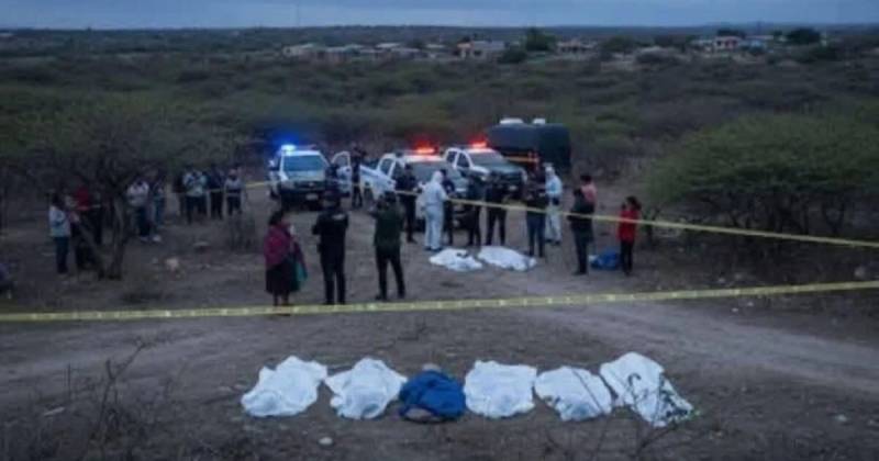 Agentes de la Policía y de Criminalística buscan determinar si los cuerpos corresponden a seis jóvenes que fueron reportados como desaparecidos / Foto: cortesía