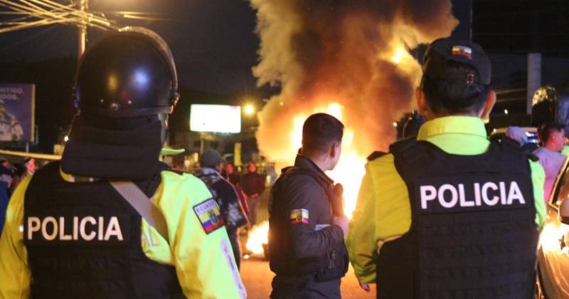En la provincia del Carchi se mantienen bloqueos en varias vías pese a que la Policía despeja las carreteras / Foto: EFE