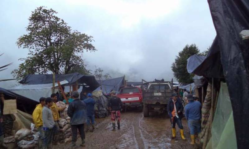 Minas. En la zona minera de Buenos Aires no hay control, según los trabajadores, que improvisan carpas de plástico para subsistir. Foto: La Hora