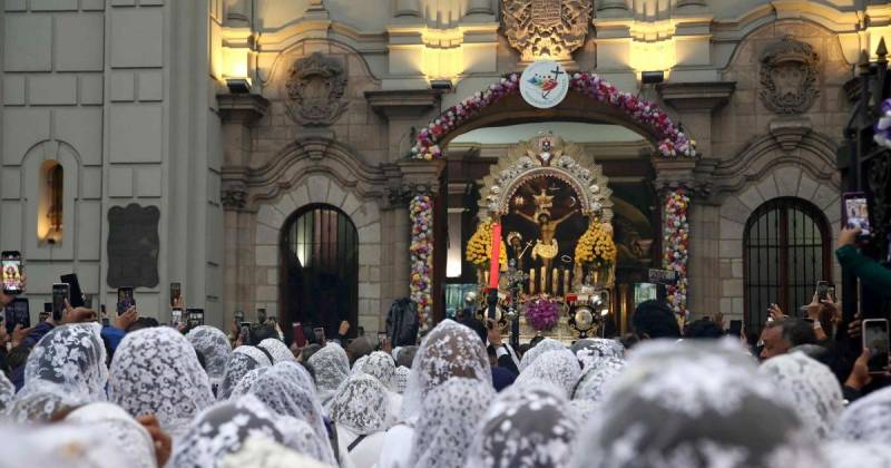 Las calles del centro histórico se vistieron de morado y blanco, con cintas entre los balcones, arcos de globos, confeti y juegos pirotécnicos, para celebrar al también llamado Cristo Moreno / Foto: EFE