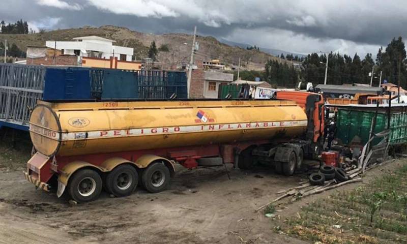 Los detenidos presuntamente perforaban las tuberías petroleras para sustraerse el combustible. En nueve provincias se efectuaron los operativos. Foto: El Telégrafo