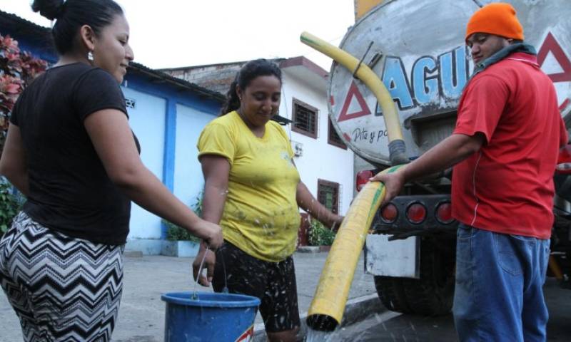 Emergencia. En el sur de la ciudad, los moradores recurrieron a los camiones cisterna para aprovisionarse de agua. (Christian Vásconez / expreso)