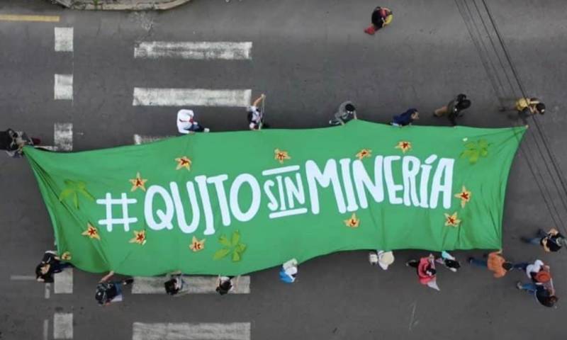 El colectivo ‘Quito Sin Minería’ presentó 380.000 firmas al CNE para incluir la pregunta en las elecciones del próximo año / Foto: cortesía