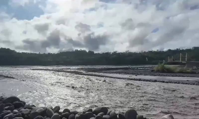 La crecida del río también impactó el paso provisional en la ruta Macas-Puyo / Foto: cortesía Teleamazonas