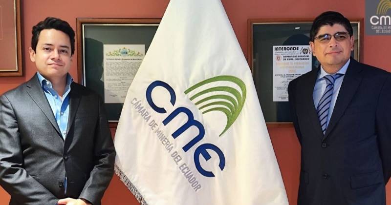 David Larenas (izquierda) fue electo presidente para el período 2025-2027 / Foto: cortesía Cámara de Minería del Ecuador